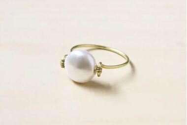 Кольцо из проволоки и жемчуга