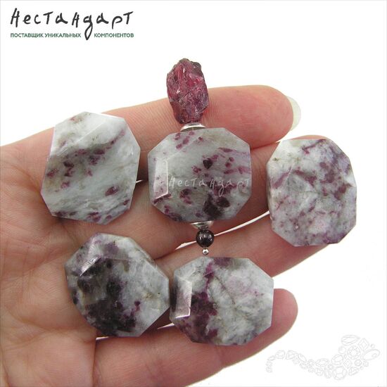 Эвдиалит в породе натуральный Octagon 22-25х20 мм, изображение 2